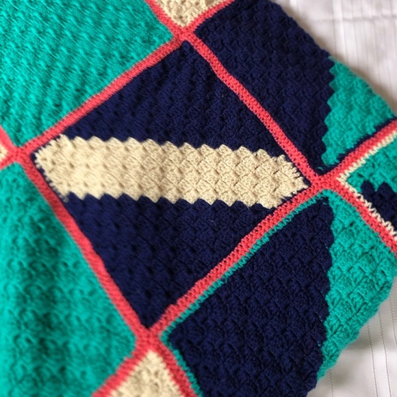 Handmade Geometric Pattern Blanket - Picture 5 of 12